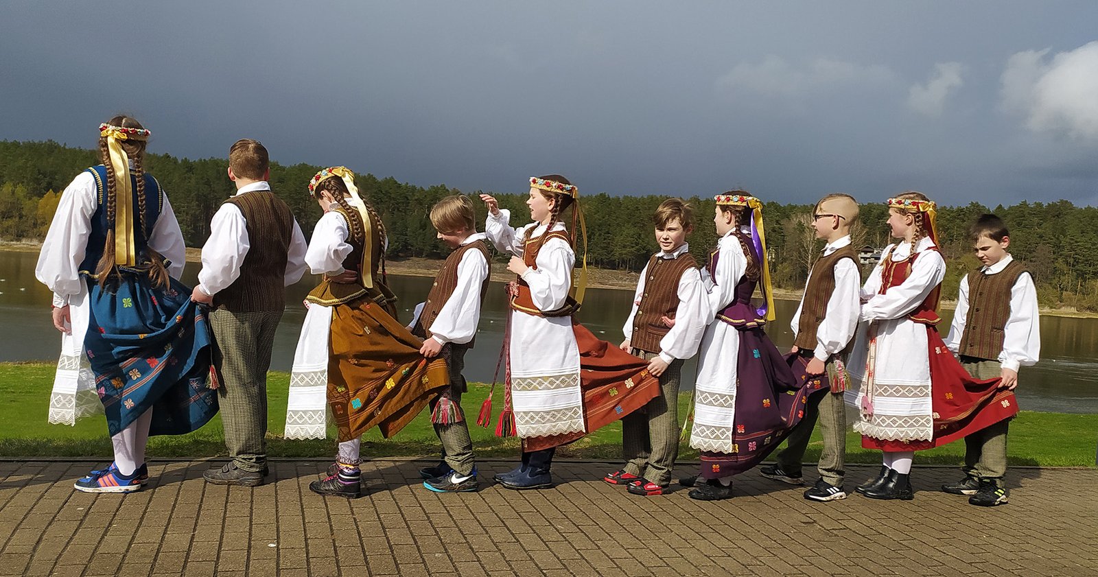 Vaikų ir jaunuolių tautinių šokių kolektyvas ,,Aguonėlė”