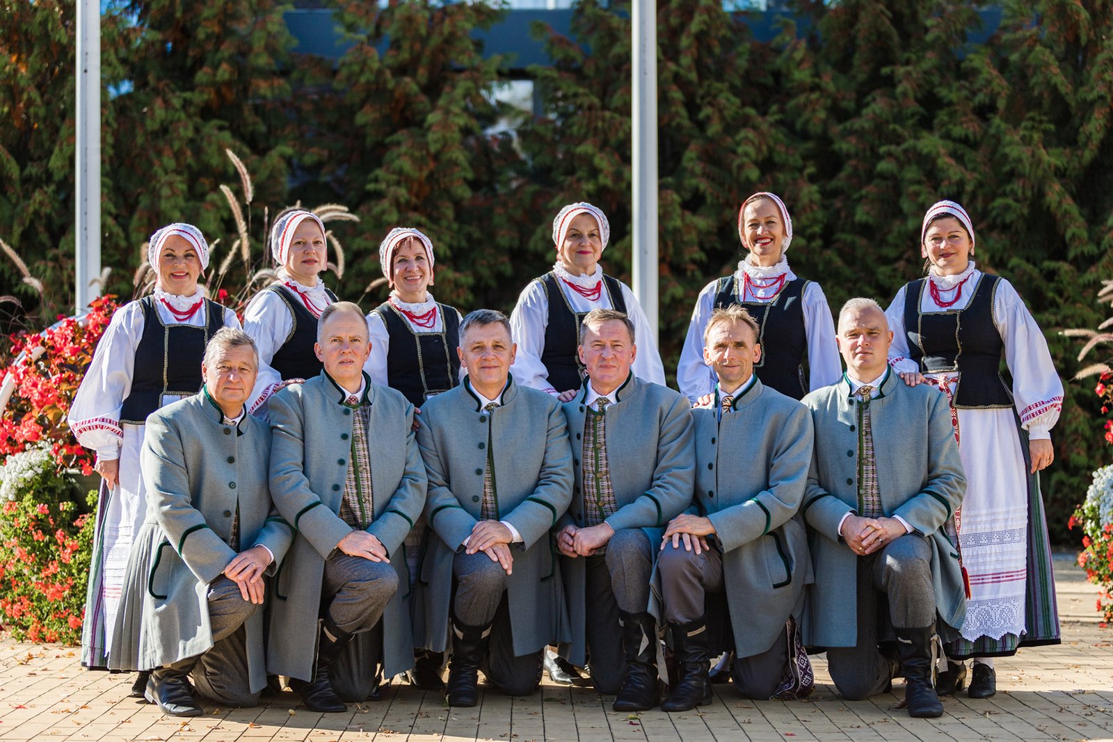 Vyresniųjų tautinių šokių kolektyvas „Jievaras“